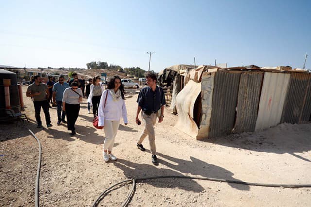 Fizioterapevtka dela s pacientom v Palestini.